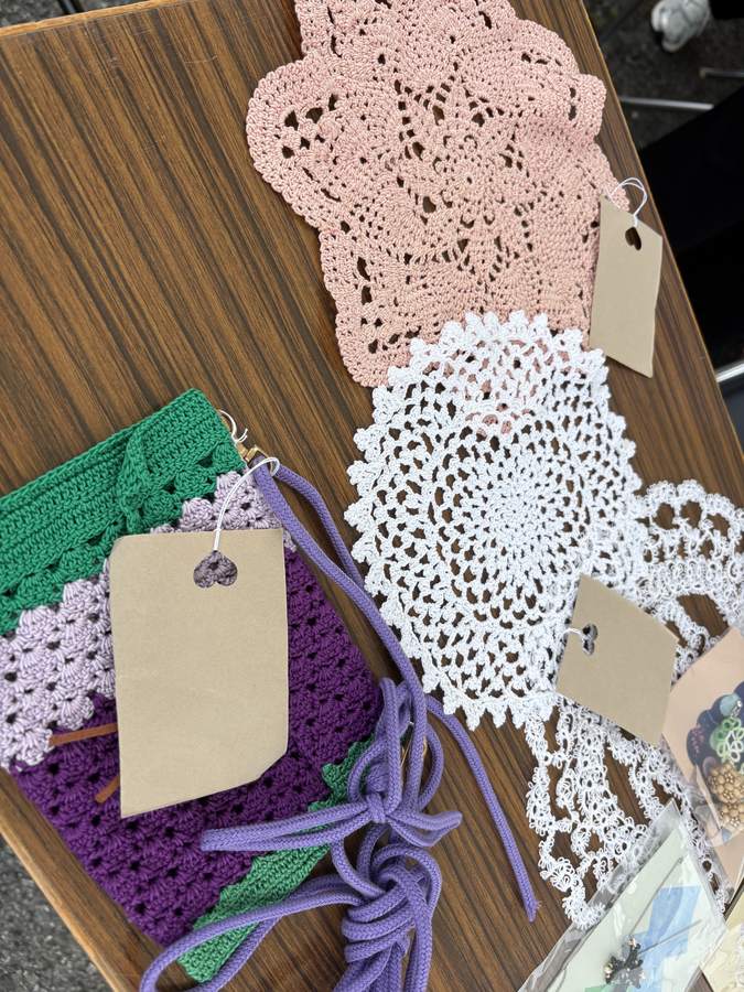 テーブルに並べたレース編みのドイリーと編みもの作品