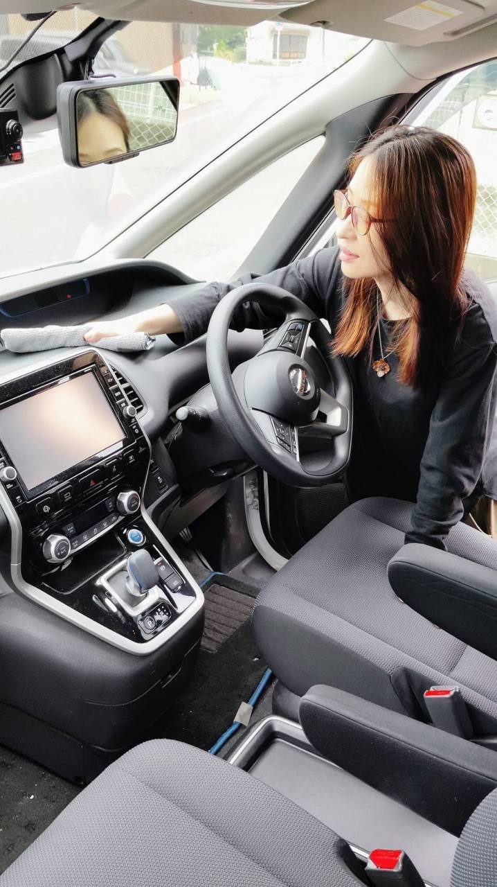 送迎車の中をそうじしている利用者さん