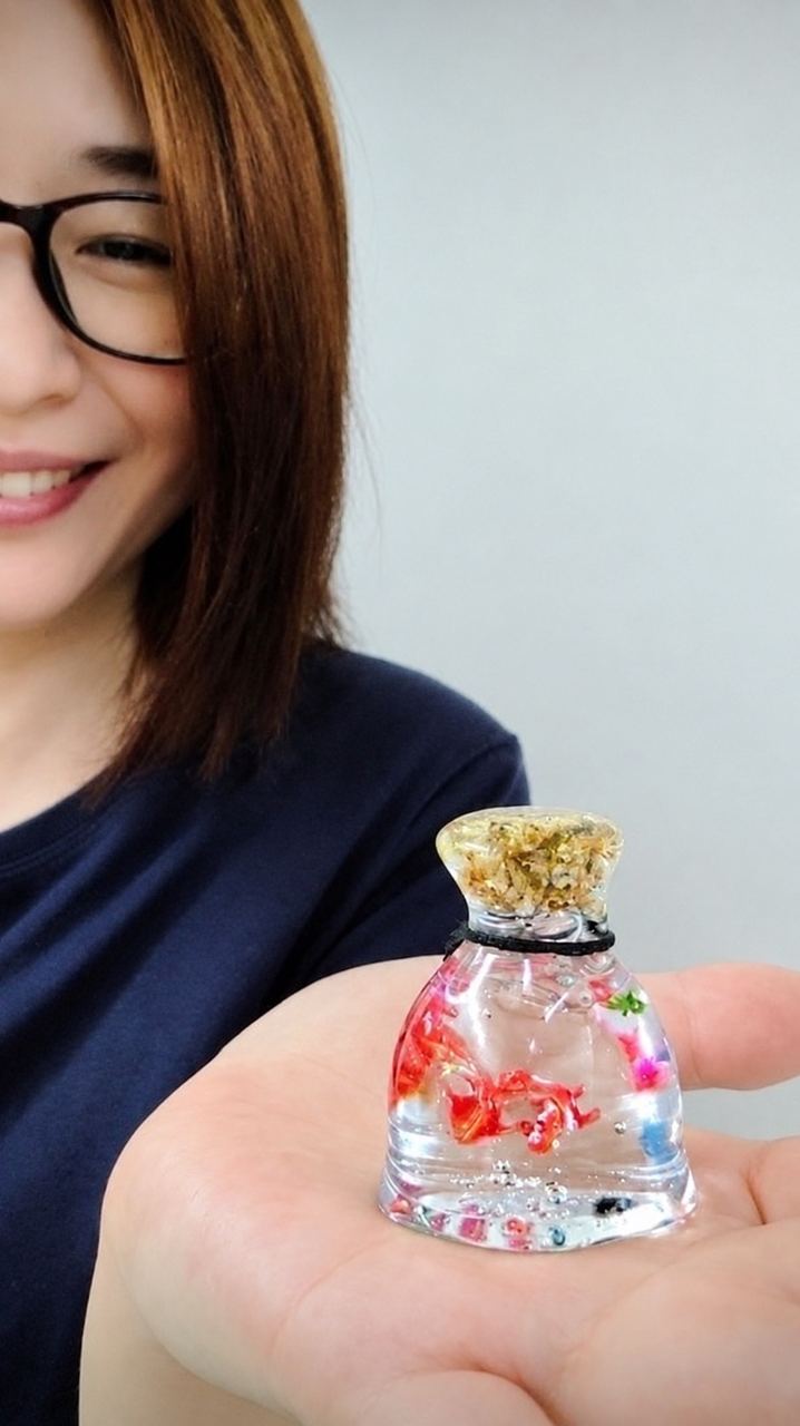 つくったレジンの作品を見せる利用者さん